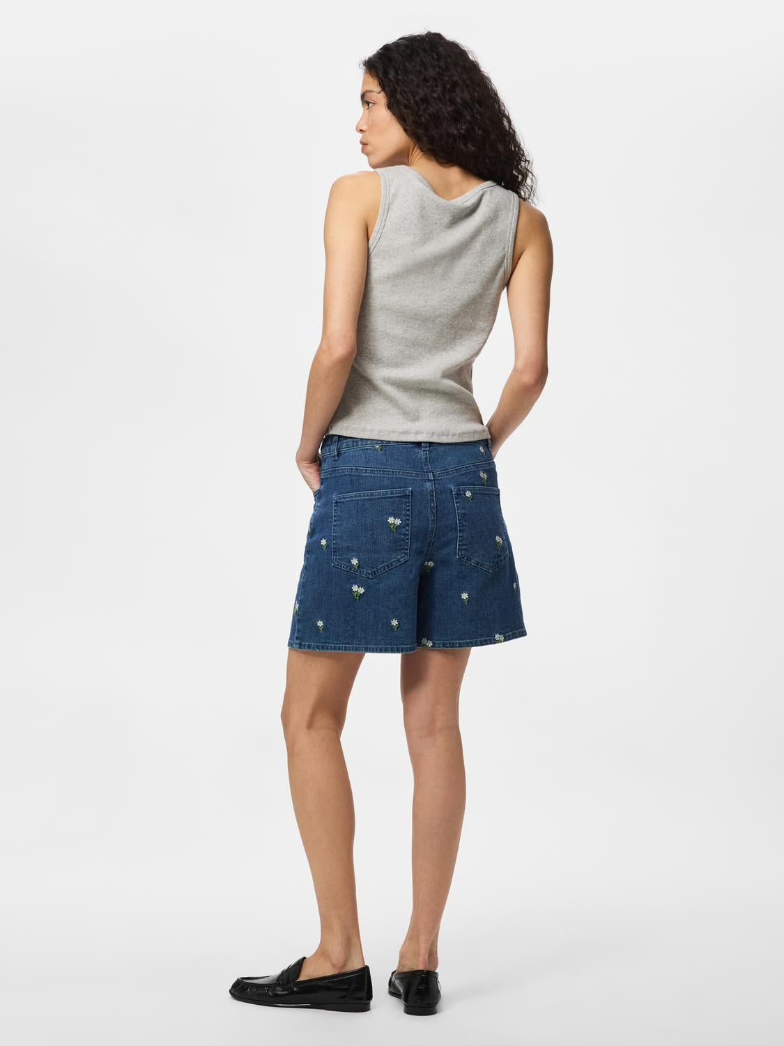 model_shot-back
